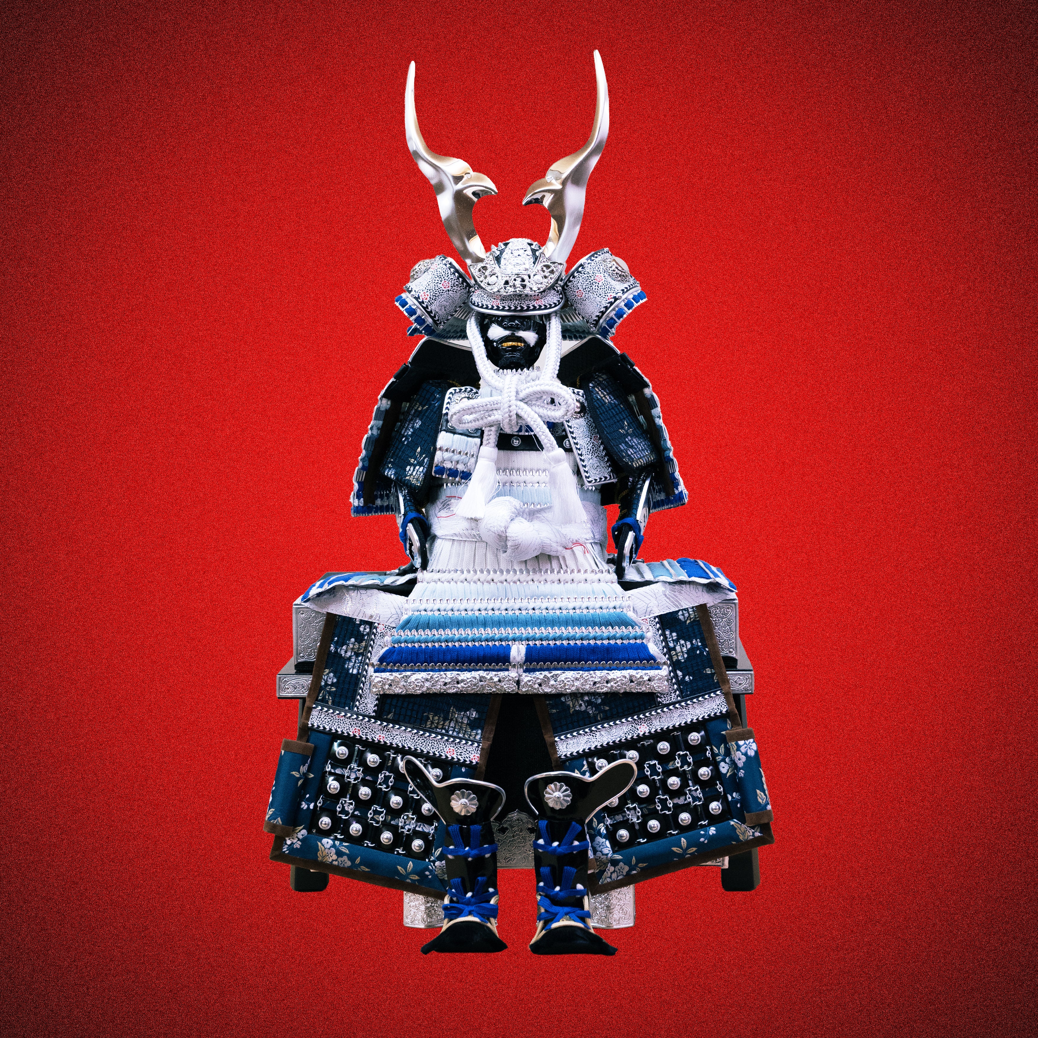 Frostblade Yoroi Set – Silver Kabuto Samurai Display Armor