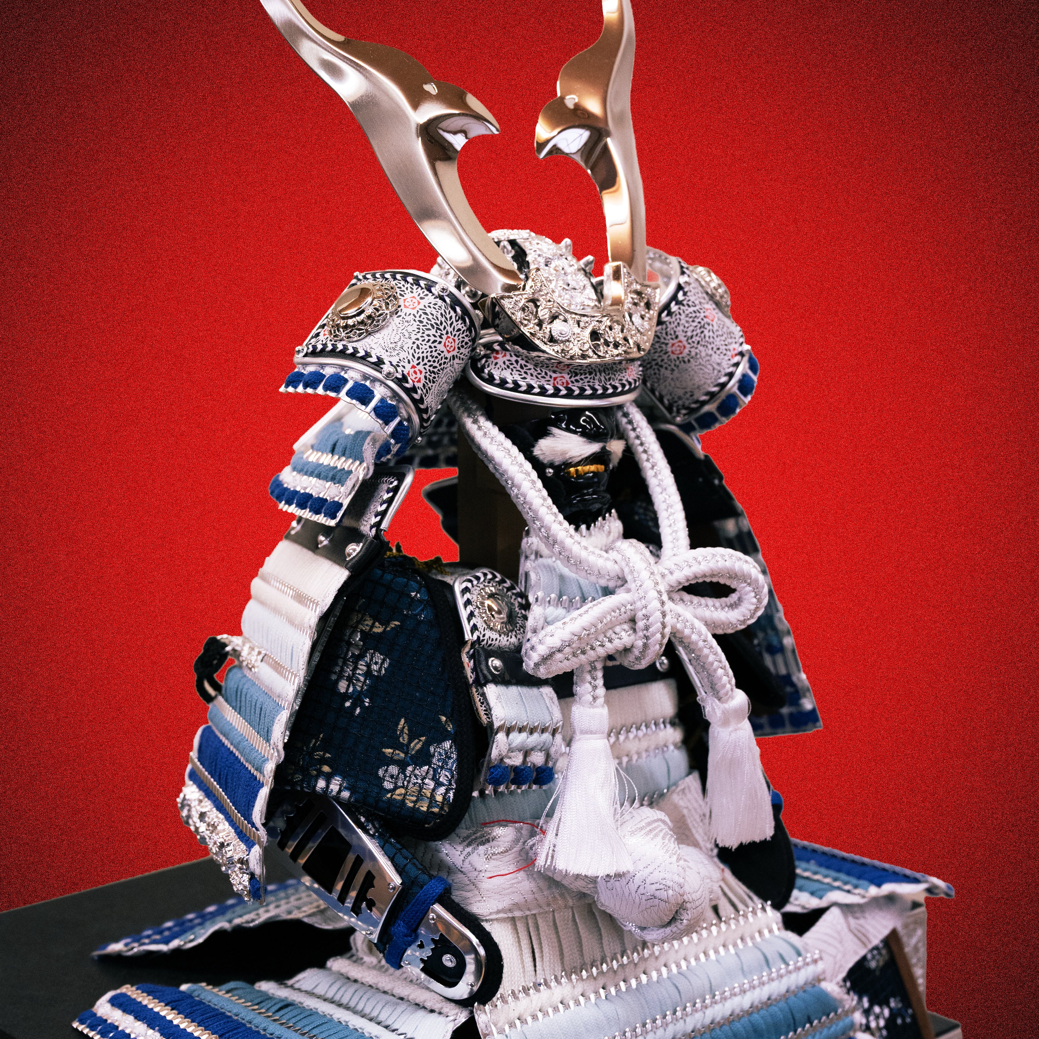Frostblade Yoroi Set – Silver Kabuto Samurai Display Armor